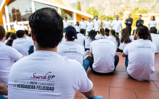 Jóvenes de Search reunidos al aire libre durante un encuentro de su comunidad.